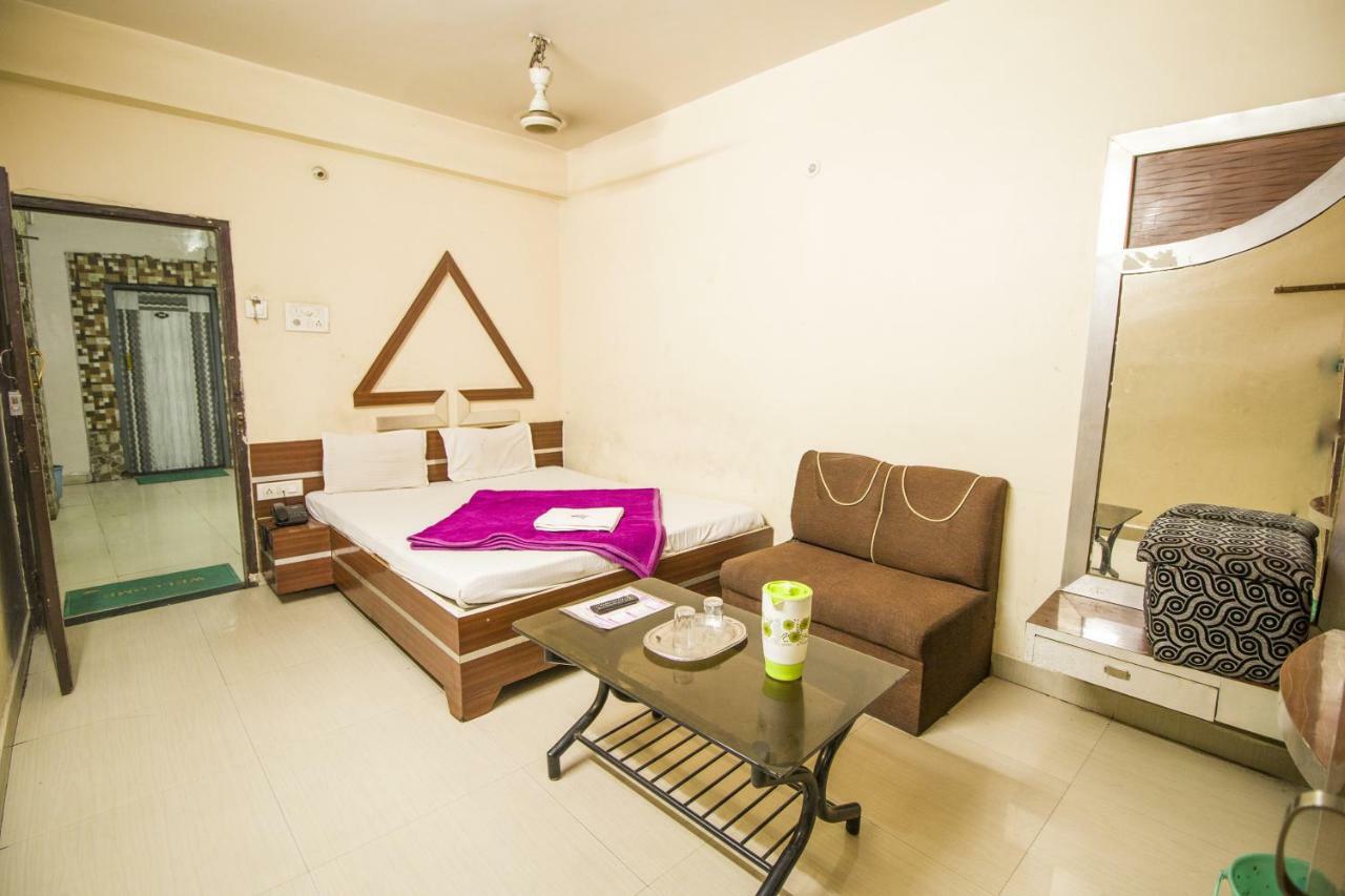 Hotel Gujarat Palace Ujjain Exterior photo