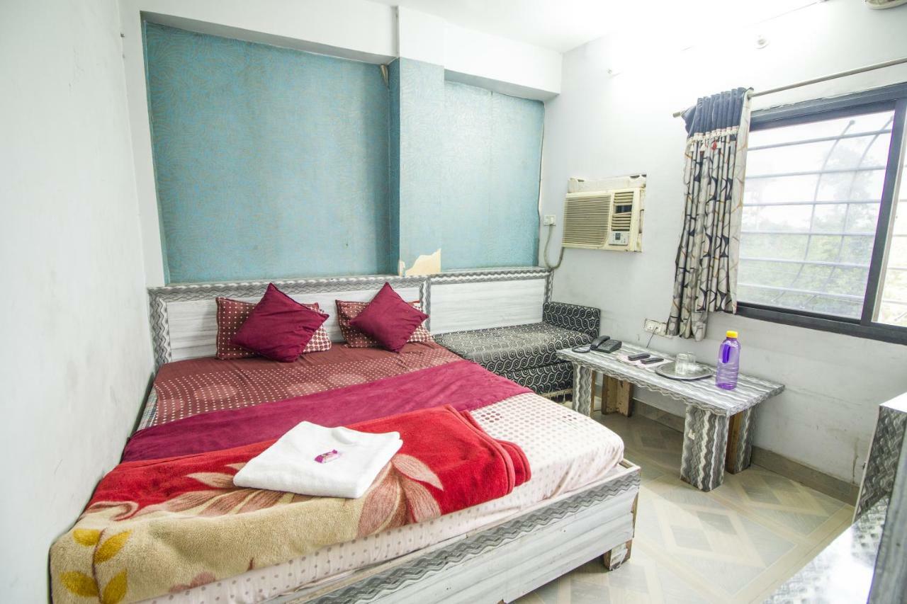 Hotel Gujarat Palace Ujjain Exterior photo