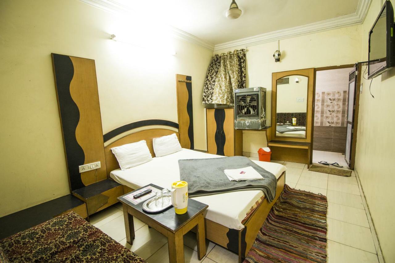 Hotel Gujarat Palace Ujjain Exterior photo