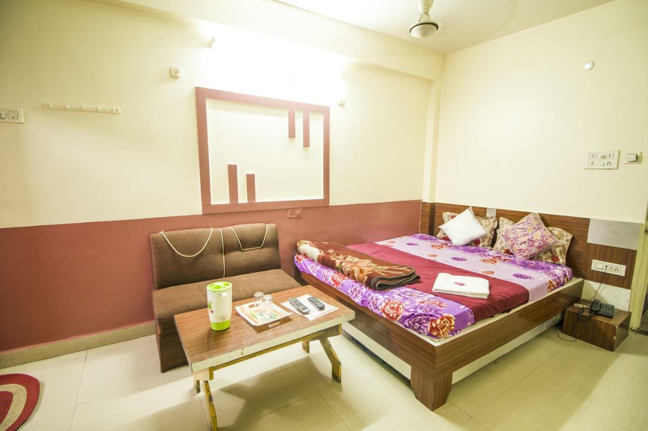Hotel Gujarat Palace Ujjain Exterior photo